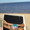 Merellinen käsintehty rannekoru aidoilla simpukoilla