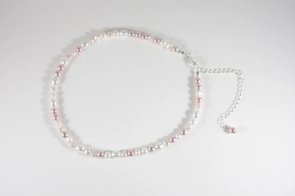 Makeanvedenhelmi-nugetti ja lasihelmi choker kaulakoru hopeanvärisillä korun osilla vaaleanpunainen