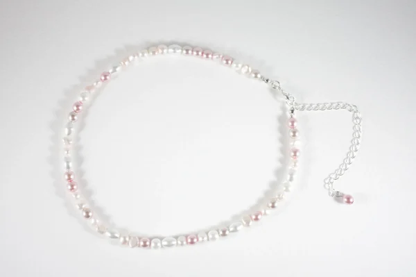 Makeanvedenhelmi-nugetti ja lasihelmi choker kaulakoru hopeanvärisillä korun osilla vaaleanpunainen