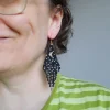 Roikkuvat hapsulliset lasihelmikorvakorut Kuu ja Tähdet mattamusta