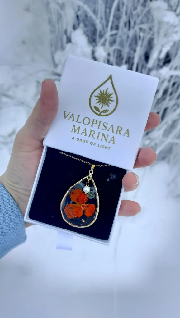 Kaulakoru – Punainen kukka ❤️
