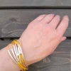 Keltainen Boho-rannekoru hopeisilla yksityiskohdilla | Monirivinen luontokoru