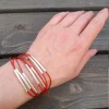 Karmiininpunainen Boho-rannekoru hopeisilla yksityiskohdilla | Monirivinen luontokoru