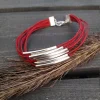 Karmiininpunainen Boho-rannekoru hopeisilla yksityiskohdilla | Monirivinen luontokoru