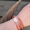 Karmiininpunainen Boho-rannekoru hopeisilla yksityiskohdilla | Monirivinen luontokoru