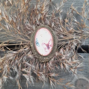 Vaaleanpunainen perhosrintakoru – Vintage Style Brooch – Romanttinen luontokoru