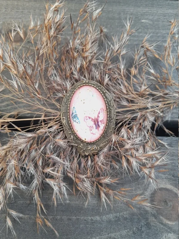 Vaaleanpunainen perhosrintakoru – Vintage Style Brooch – Romanttinen luontokoru