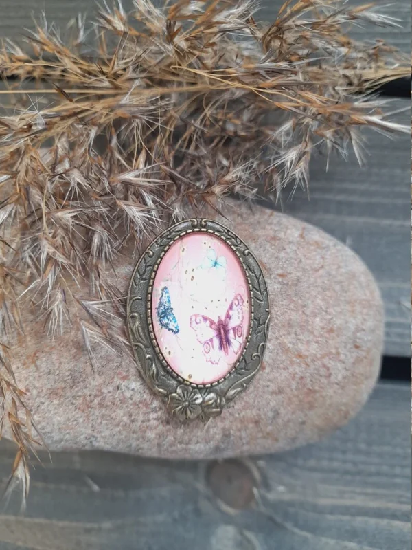Vaaleanpunainen perhosrintakoru – Vintage Style Brooch – Romanttinen luontokoru