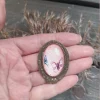 Vaaleanpunainen perhosrintakoru – Vintage Style Brooch – Romanttinen luontokoru