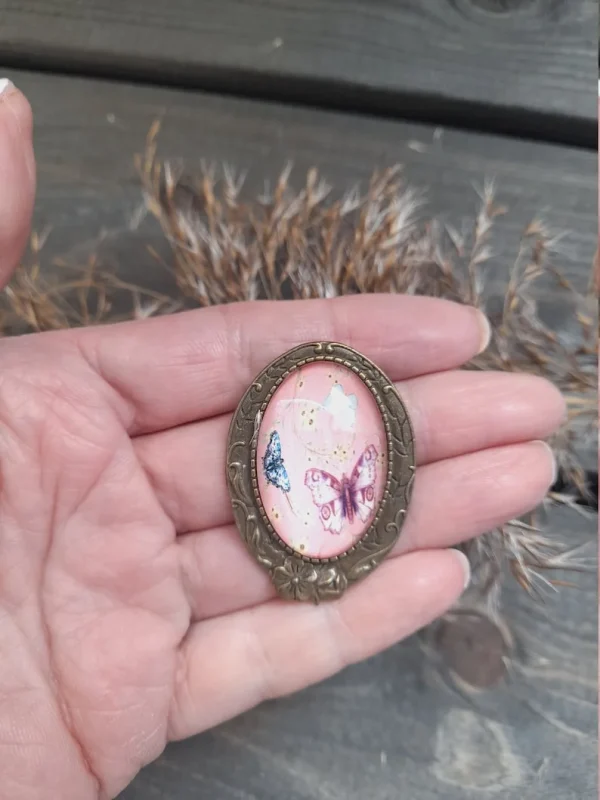 Vaaleanpunainen perhosrintakoru – Vintage Style Brooch – Romanttinen luontokoru