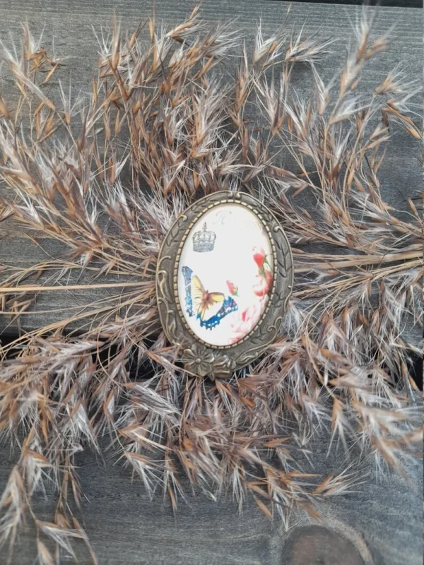 Sinikeltainen perhosrintakoru – Vintage-tyylinen pronssinsävyinen rintakoru