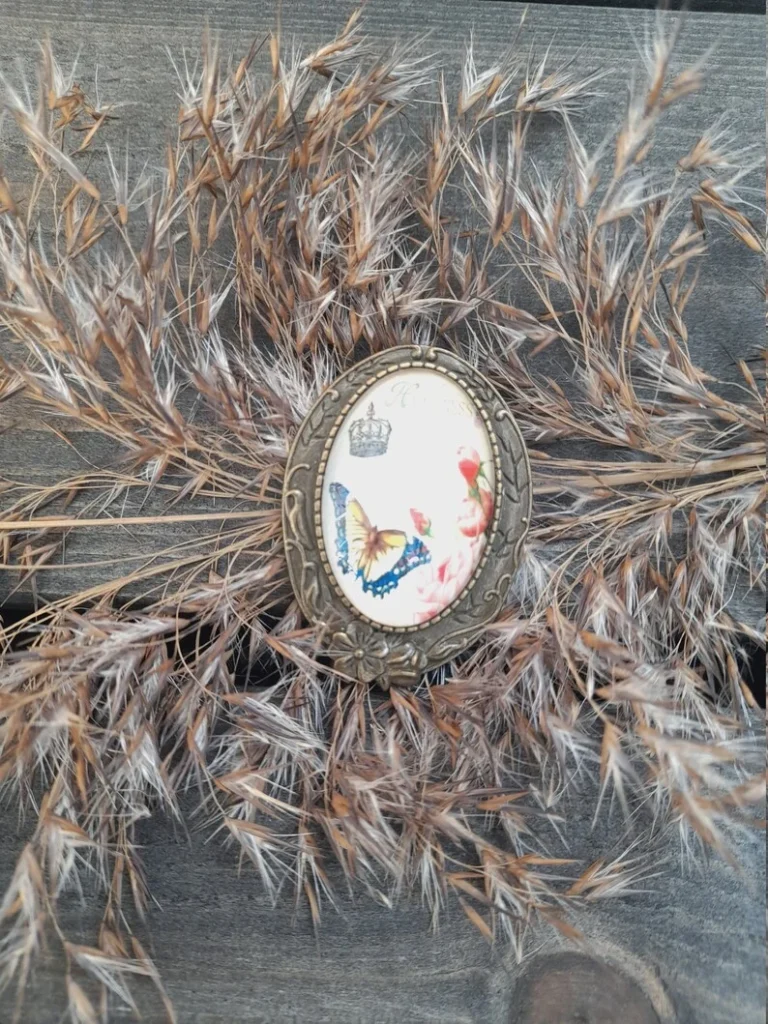 Sinikeltainen perhosrintakoru – Vintage-tyylinen pronssinsävyinen rintakoru