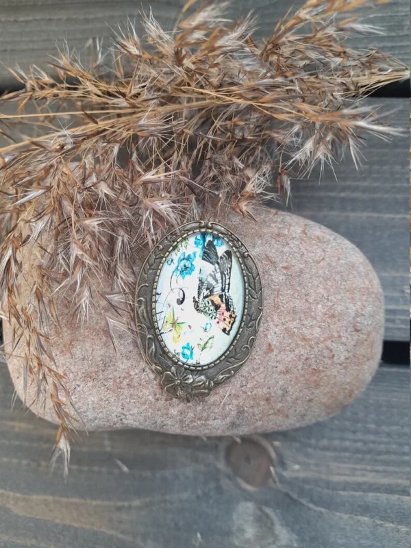 Sinikukkainen perhosrintakoru – Vintage-tyylinen pronssinsävyinen rintakoru