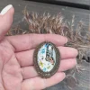 Sinikukkainen perhosrintakoru – Vintage-tyylinen pronssinsävyinen rintakoru