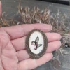 Punasiipinen perhosrintakoru – Vintage-tyylinen pronssinsävyinen rintakoru