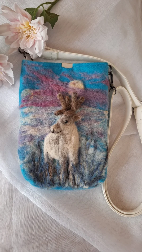 Neulahuovutettu käsilaukku