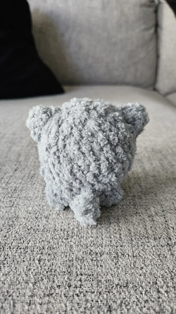 Virkattu pörrö kisu