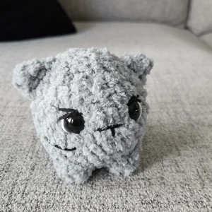 Virkattu pörrö kisu